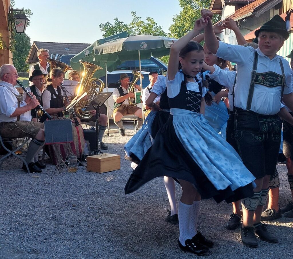 Mit einem Auftritt im Biergarten der Gasthaus Antretter verabschiedet sich die Gruppe in die wohlverdiente Sommerpause.