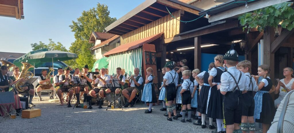 Mit einem Auftritt im Biergarten der Gasthaus Antretter verabschiedet sich die Gruppe in die wohlverdiente Sommerpause.